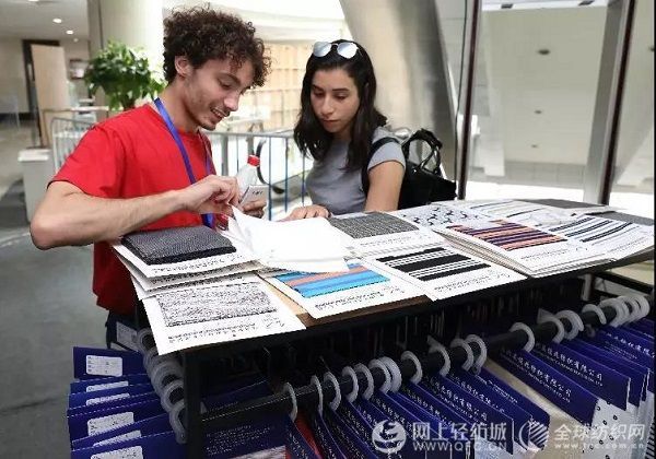 成衣展示创意面料特性 纺企样衣大秀引关注_1
