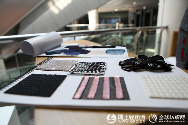 成衣展示创意面料特性 纺企样衣大秀引关注_1