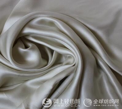 真丝斜纹绸是真丝面料的一种,成分是100%桑蚕丝.