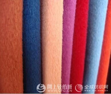 丝绒产品是真丝和羊绒混纺而成,它兼容了真丝纤维明亮悦目,光泽柔和