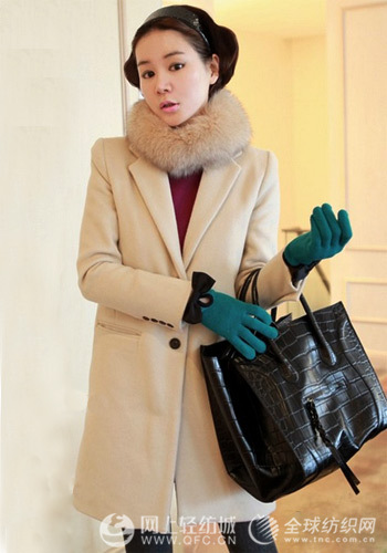 浅米色的毛呢外套最能彰显优雅气息