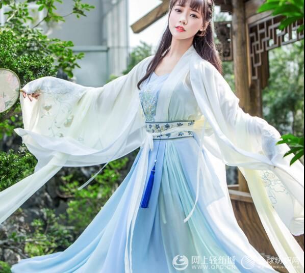 在电视上看到的女演员穿的服装,汉服是我们的民族服装,而古装是影楼装