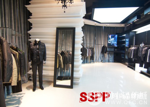 LATOALPS品牌定位:服装陈列设计