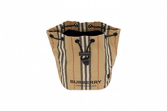 Burberry推出了全新水桶包设计